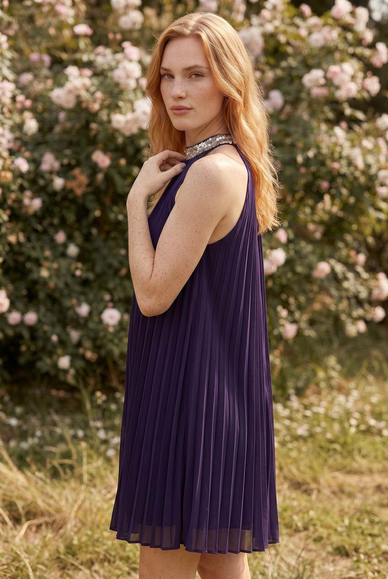 Robe courte plissée dos nu à col pailleté, coloris violet – photo 2