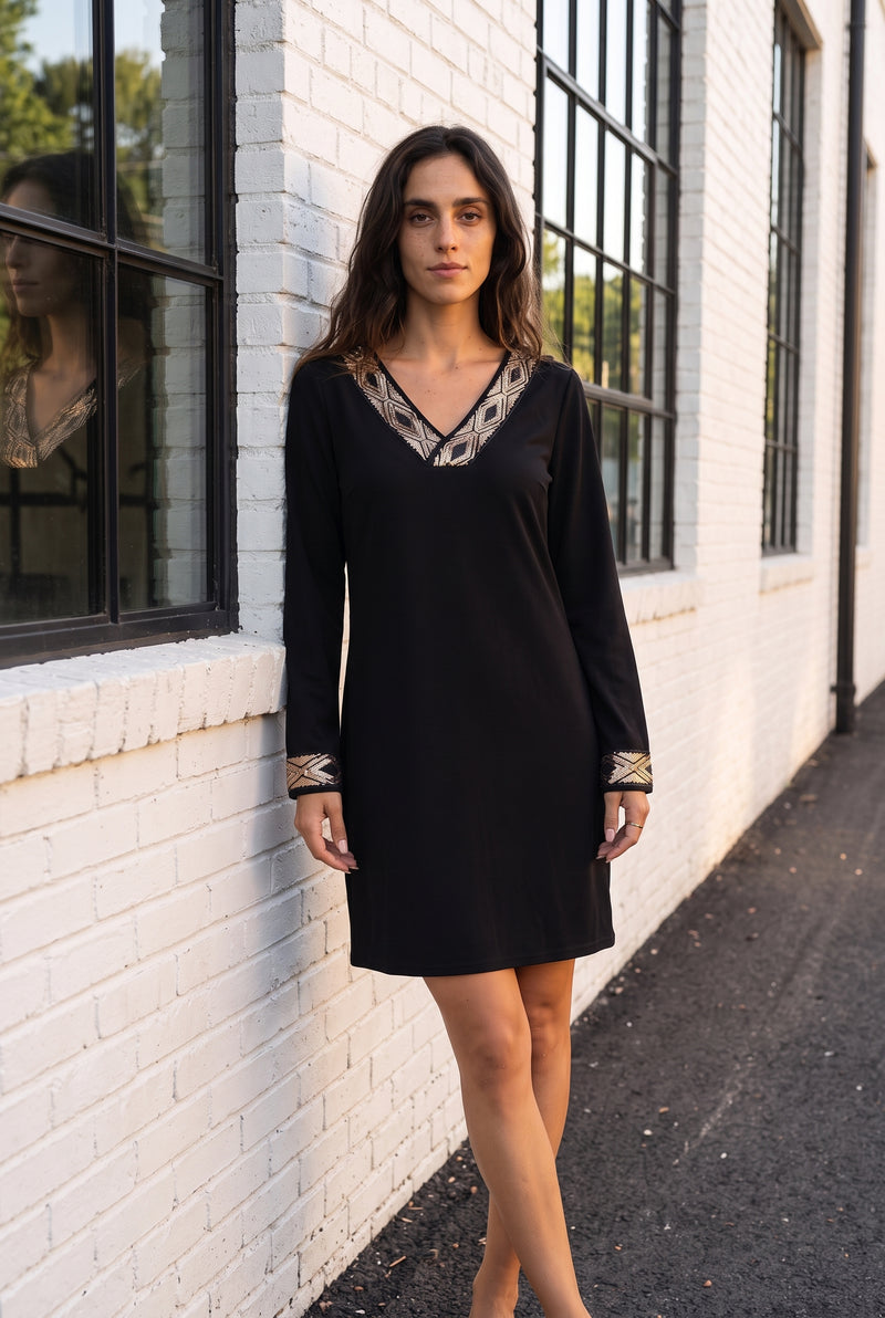 Schwarzes Minikleid mit langen Ärmeln und Pailletten