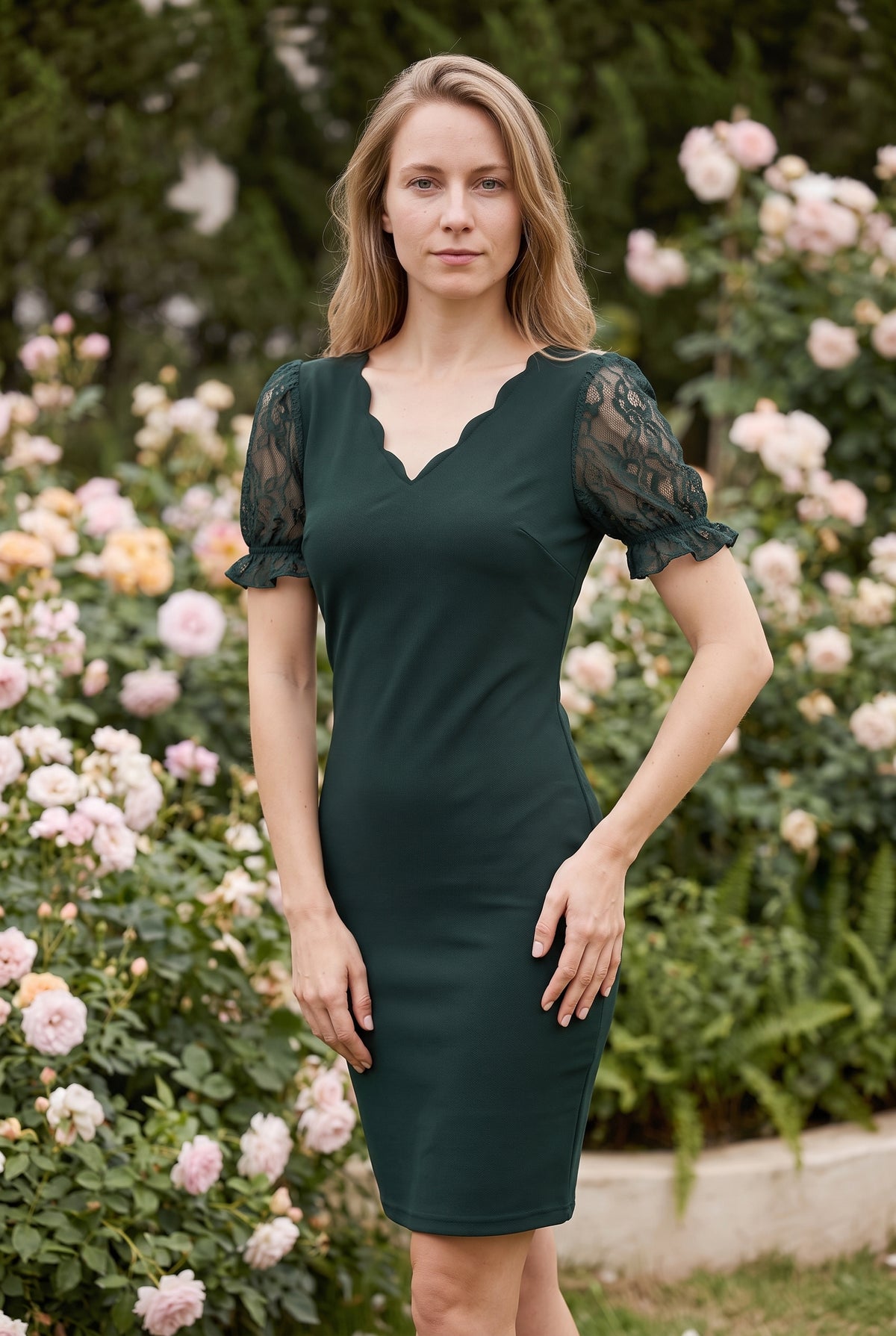 Kurzes Kleid mit V-Ausschnitt und Spitzenärmeln in Grün – Foto 5