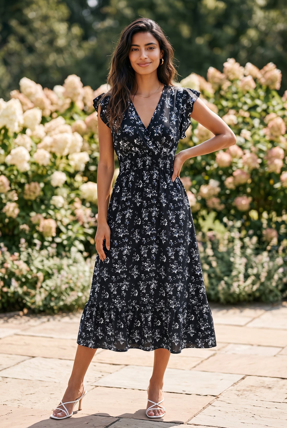 Blumenkleid in Midi-Länge mit Wickelausschnitt und Smokbund, Schwarz – Foto 5
