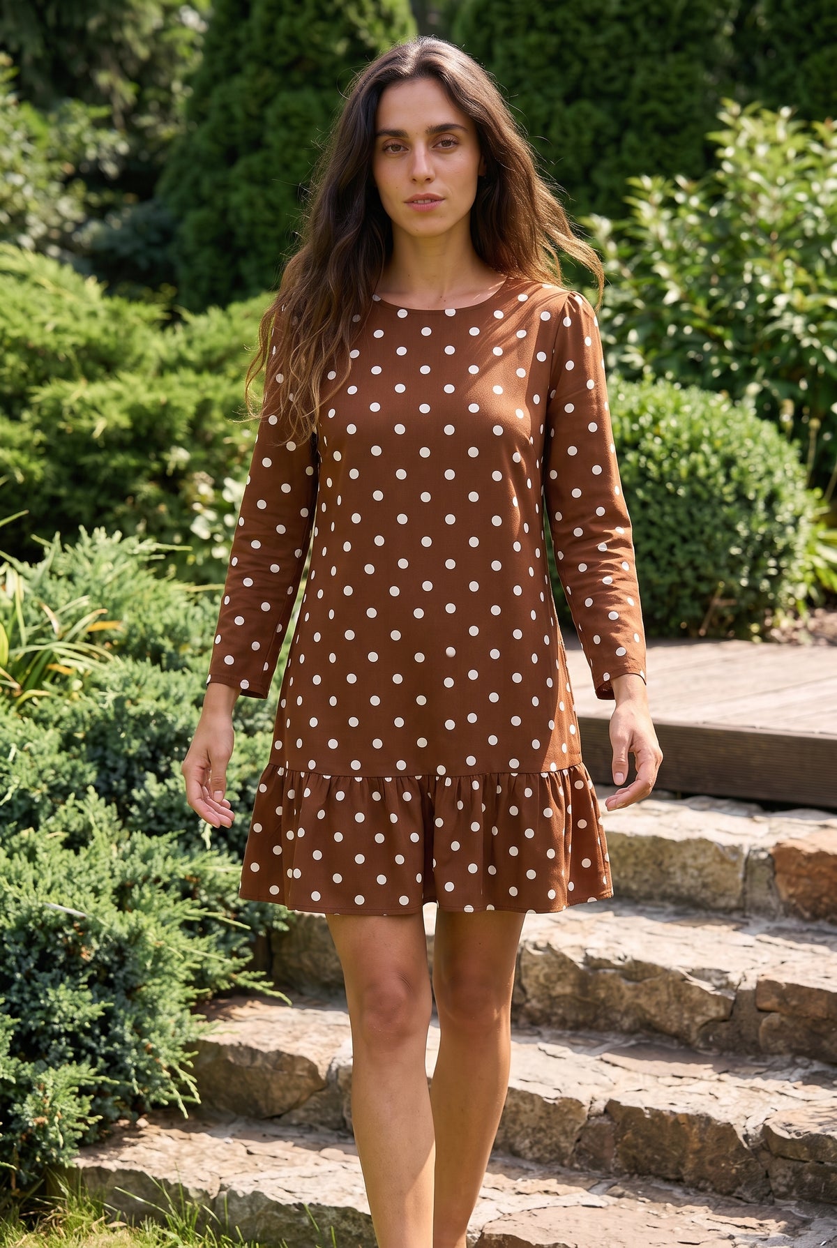 Robe courte à pois à manches longues et volants, coloris marron – photo 3