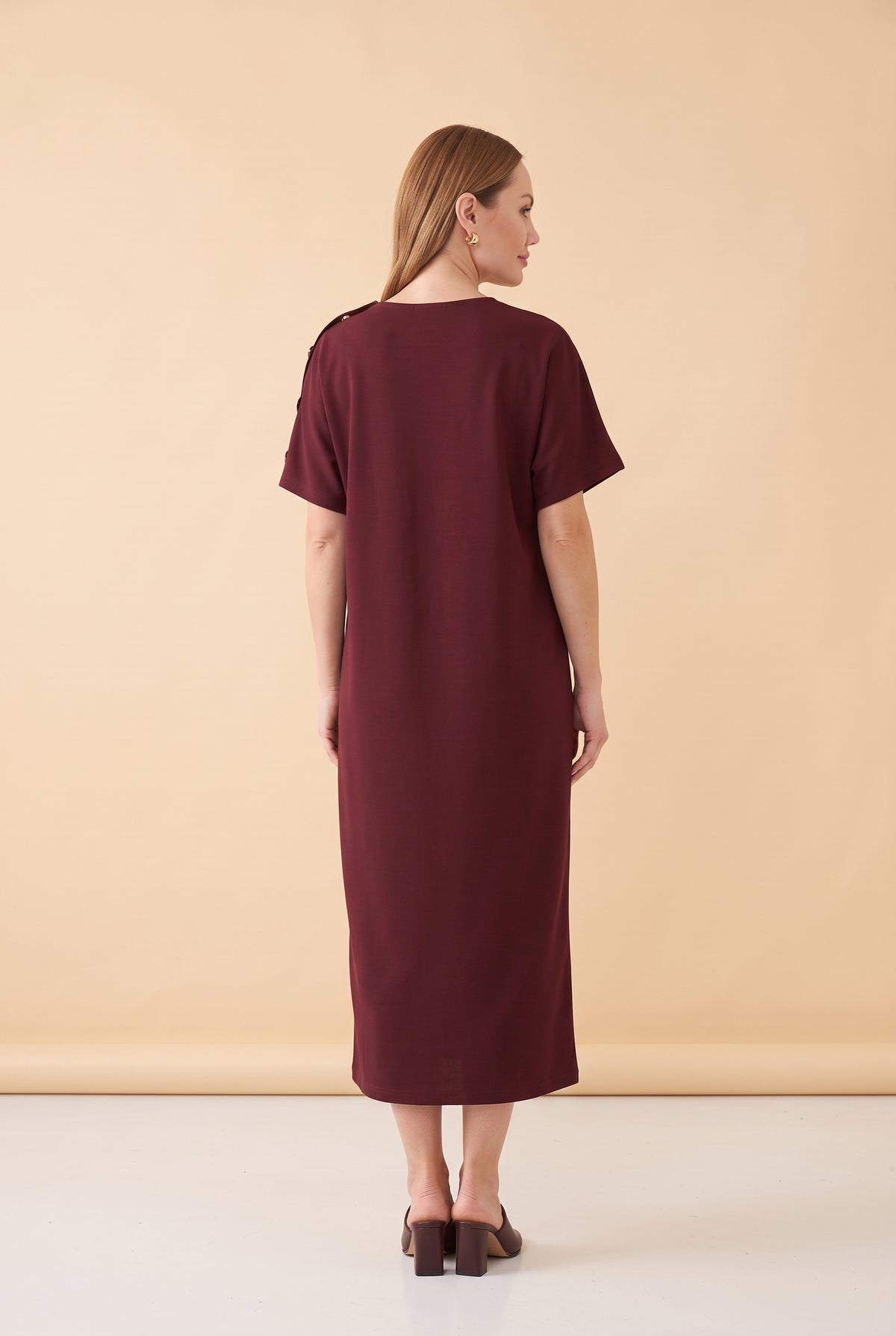 Short Sleeve Crew Neck Midi Dress with Shoulder Buttons in burgundy – photo 4