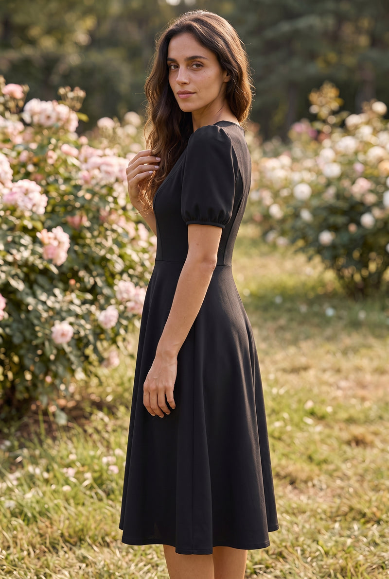 Schwarzes Midikleid mit kurzen Puffärmeln und Rundhalsausschnitt – Foto 2