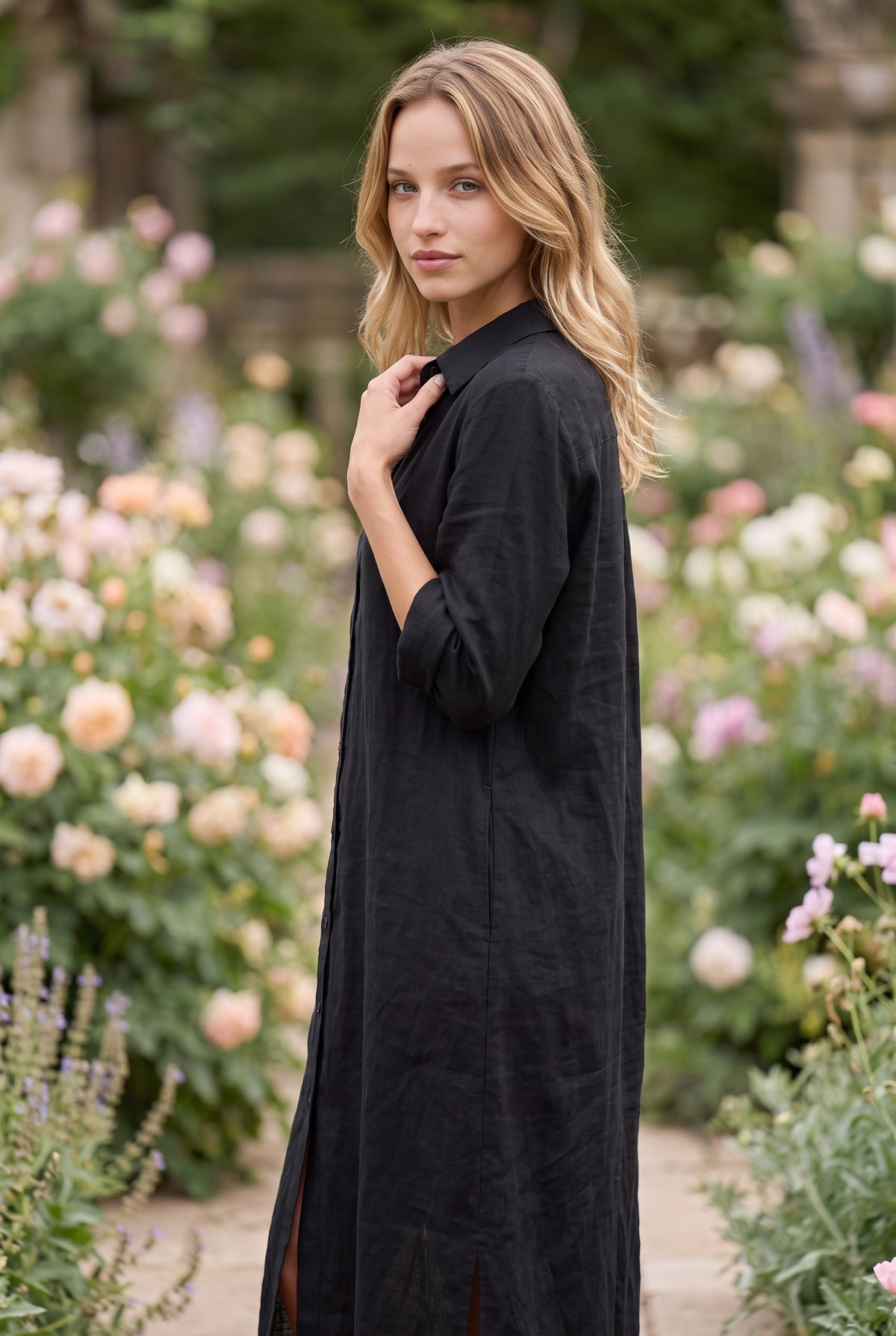 Langes Leinenkleid mit Kragen und Knopfleiste in Schwarz – Foto 2