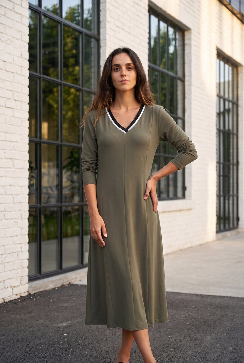 Langarm-Midikleid aus Modal mit V-Ausschnitt in Grün – Foto 4