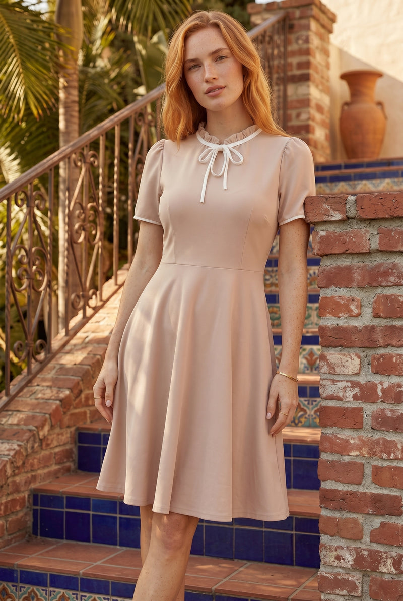 Kurzarm Midikleid aus Krepp mit Rüschenkragen in Beige – Foto 5