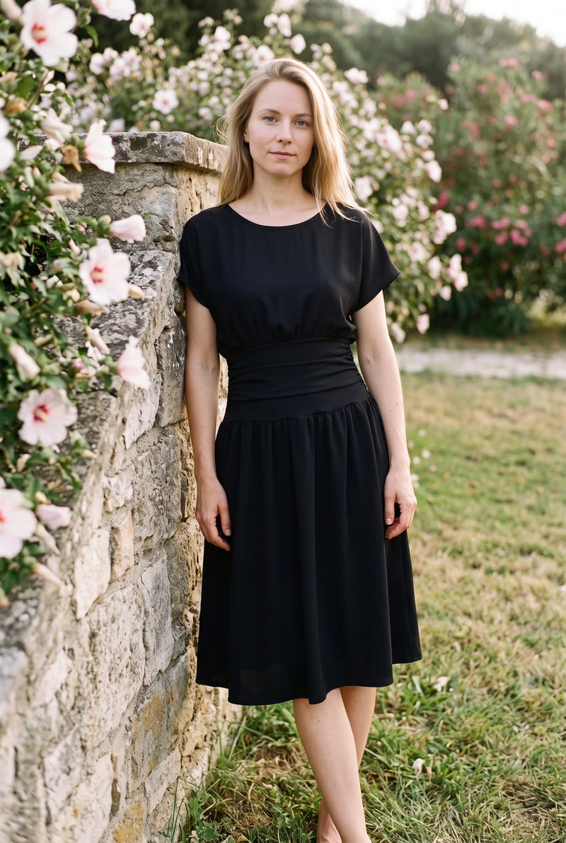 Schwarzes Midikleid mit Kurzarm und geraffter Taille