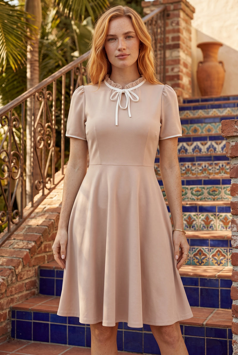 Kurzarm Midikleid aus Krepp mit Rüschenkragen in Beige