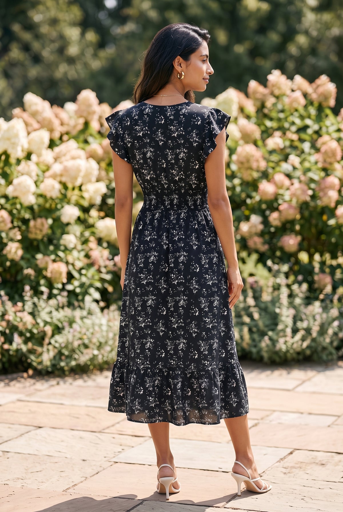 Blumenkleid in Midi-Länge mit Wickelausschnitt und Smokbund, Schwarz – Foto 2