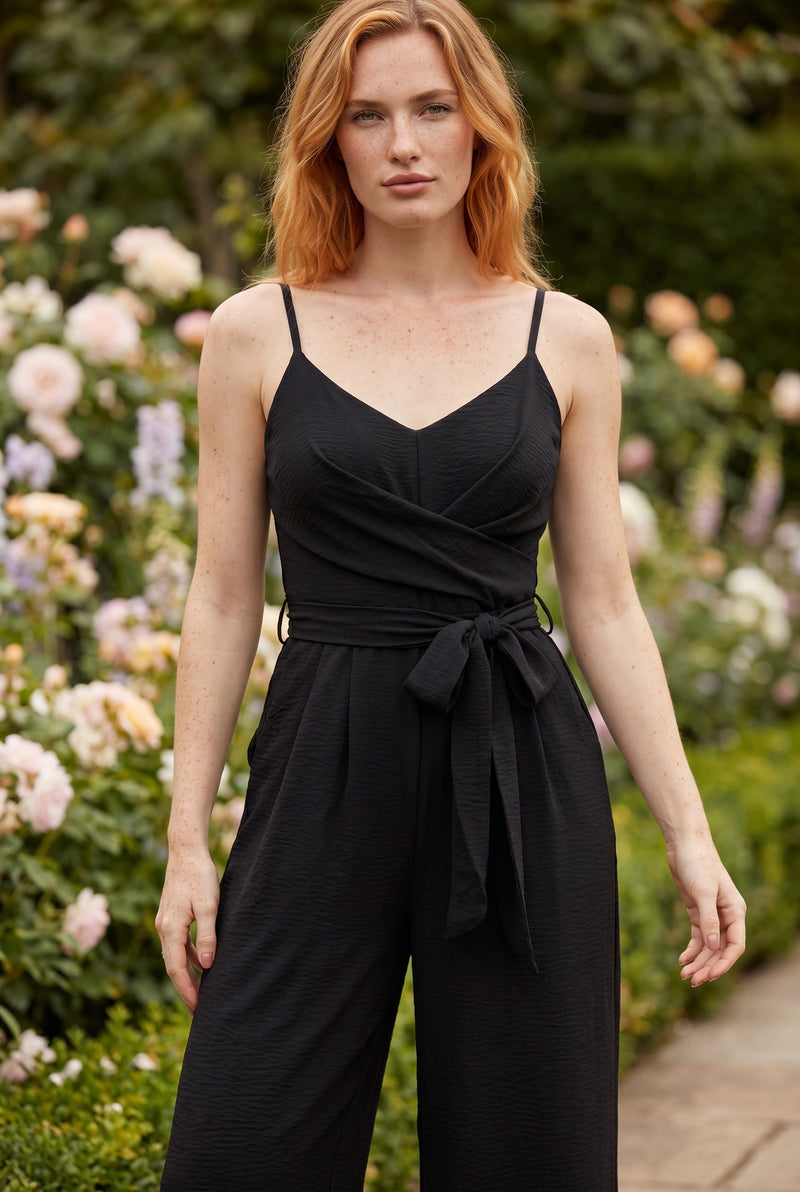 Wide Leg Jumpsuit mit V Ausschnitt und Gürtel in Schwarz
