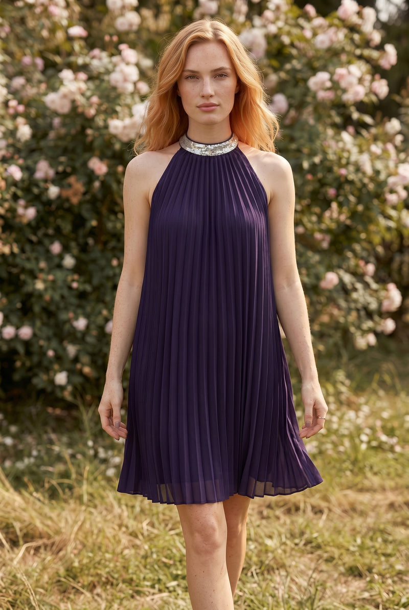 Robe courte plissée dos nu à col pailleté, coloris violet – photo 3