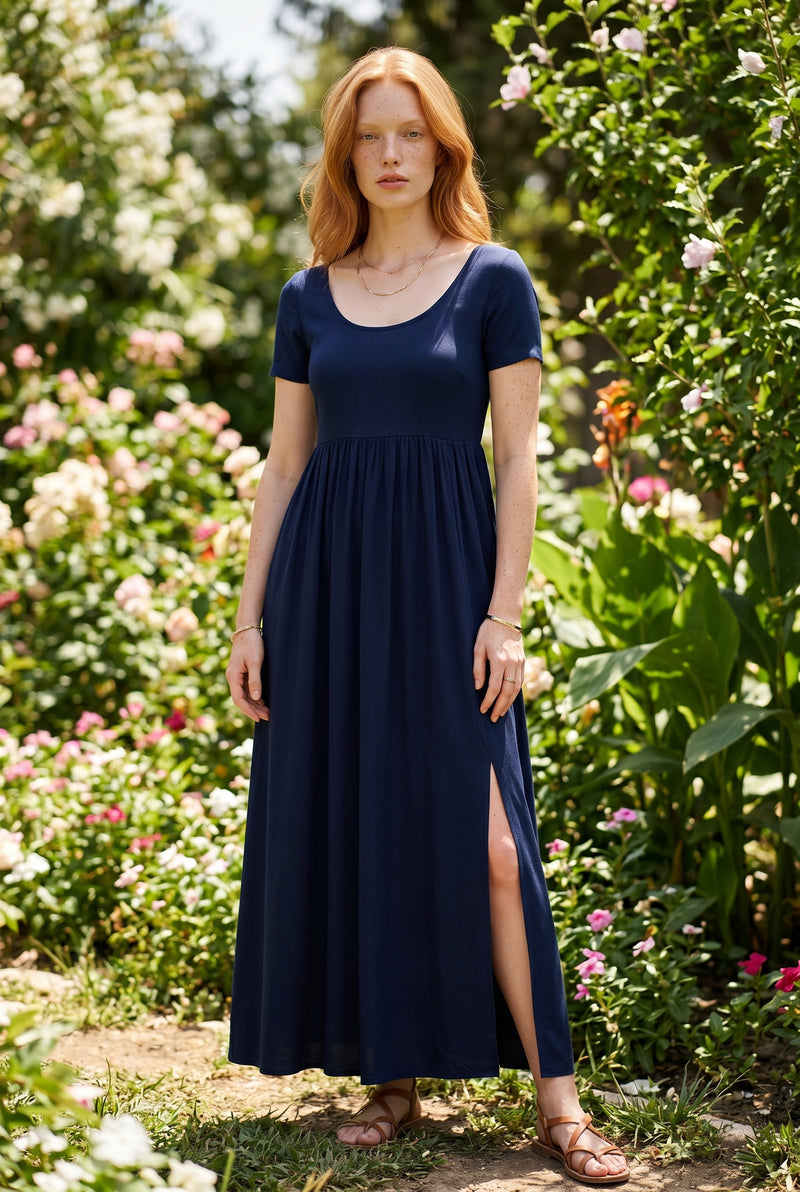 Kurzarm Maxikleid mit Rundhalsausschnitt und Schlitz in Marine