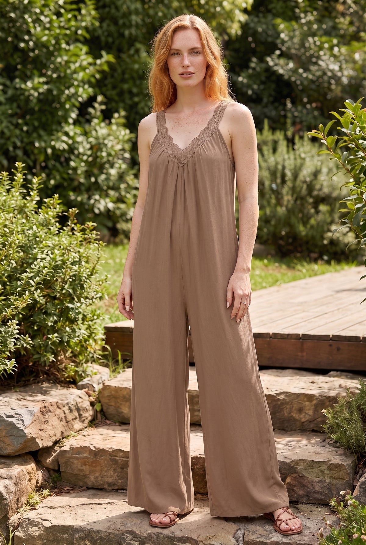 Wide Leg Jumpsuit mit Spaghettiträgern und Spitze in Braun – Foto 4