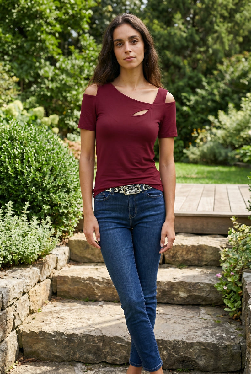 Kurzarm Top mit asymmetrischem Ausschnitt in Bordeaux