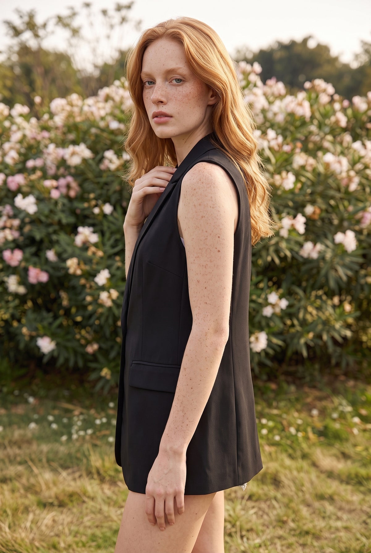 Sleeveless Buttoned Satin Jacket with Pockets in black – photo 2