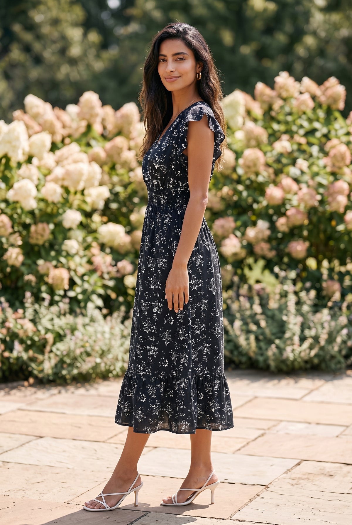 Blumenkleid in Midi-Länge mit Wickelausschnitt und Smokbund, Schwarz – Foto 3