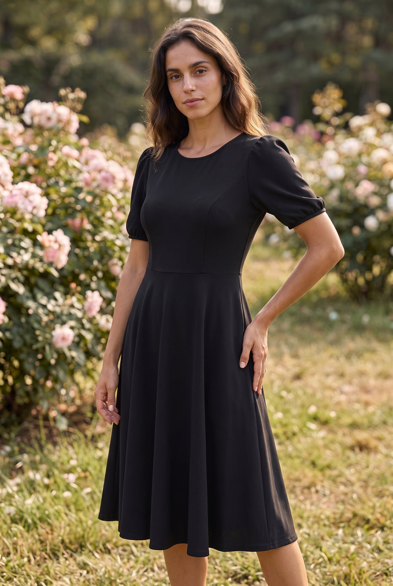 Schwarzes Midikleid mit kurzen Puffärmeln und Rundhalsausschnitt – Foto 4