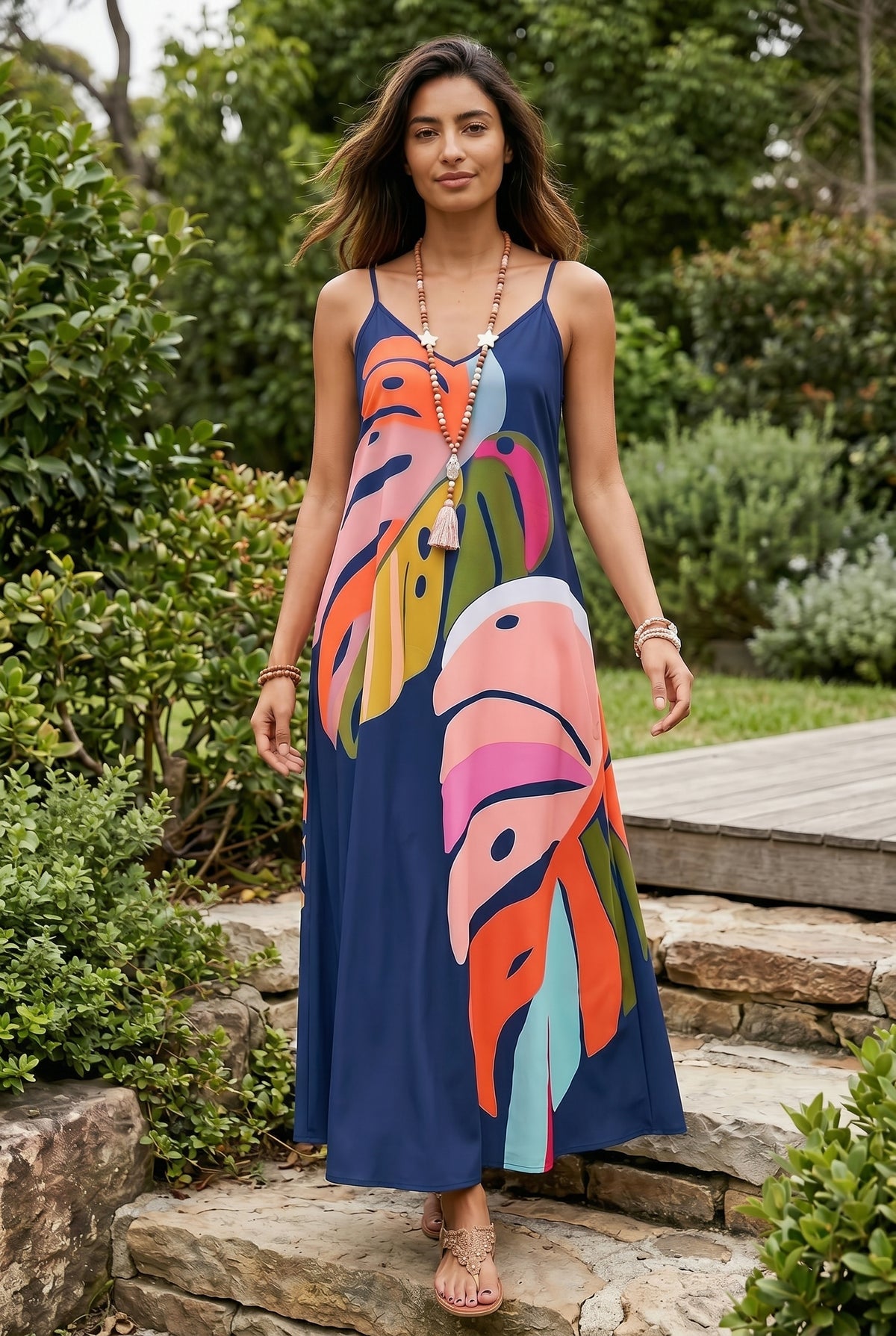 Maxikleid mit V-Ausschnitt und abstraktem Blätterdruck in Marine – Foto 3