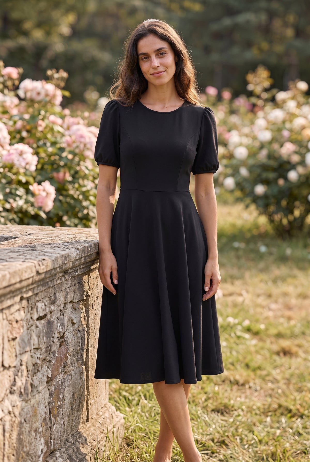 Robe midi noire à manches courtes bouffantes et col rond