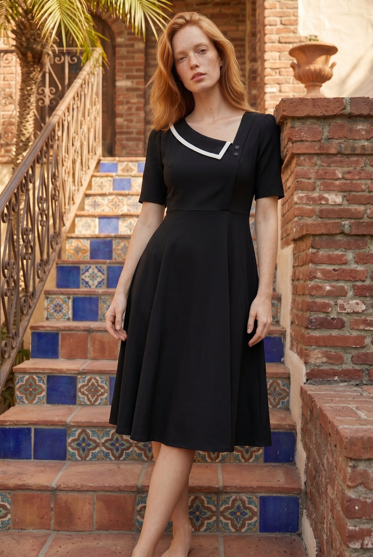 Kurzarm Midikleid mit asymmetrischem Ausschnitt in Schwarz – Foto 3