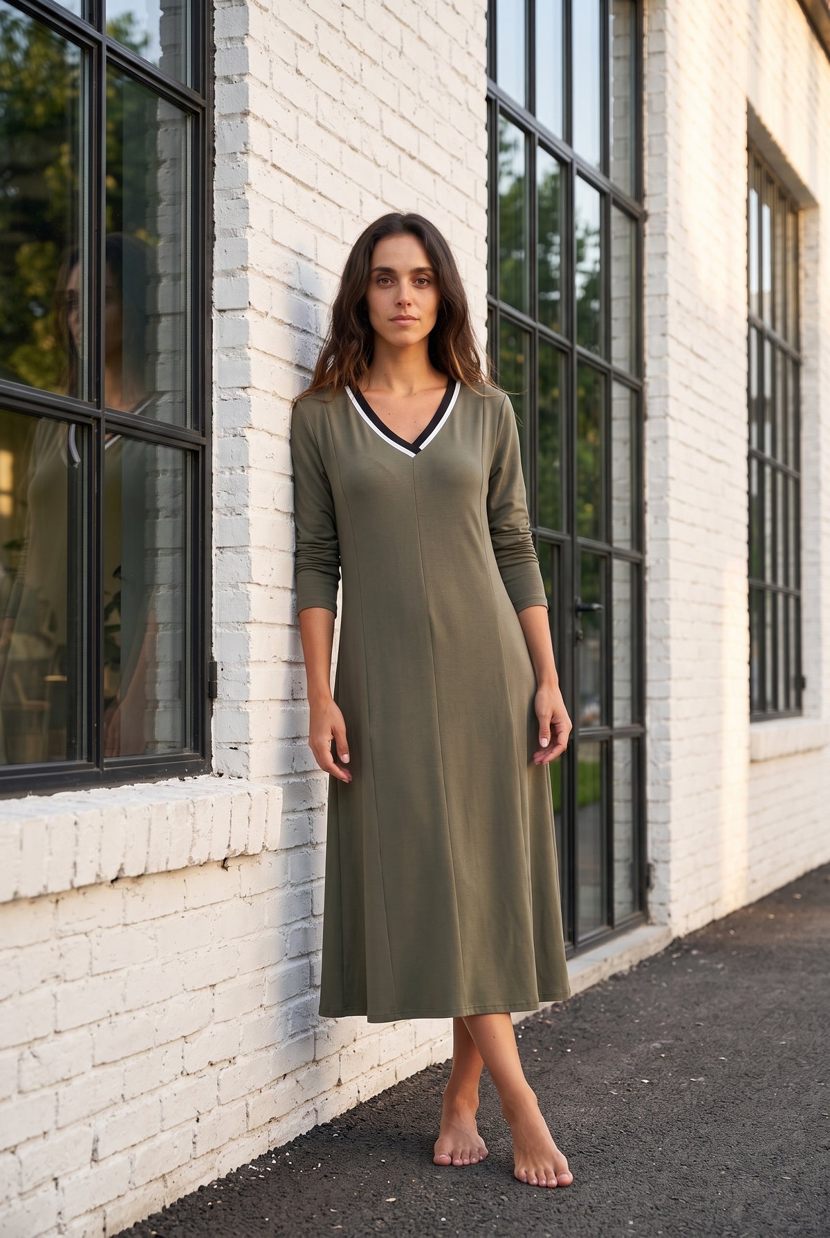 Langarm-Midikleid aus Modal mit V-Ausschnitt in Grün