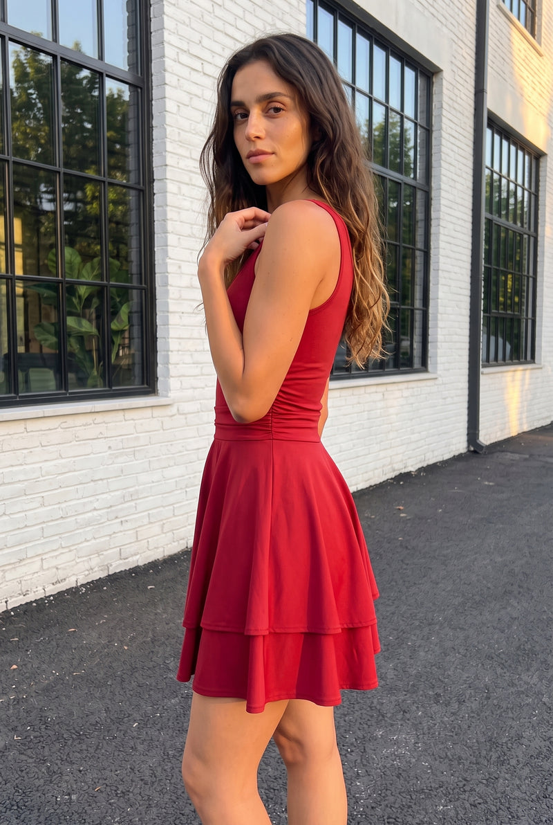 Ärmelloses Minikleid mit Rundhalsausschnitt und Stufenrock in Rot – Foto 2