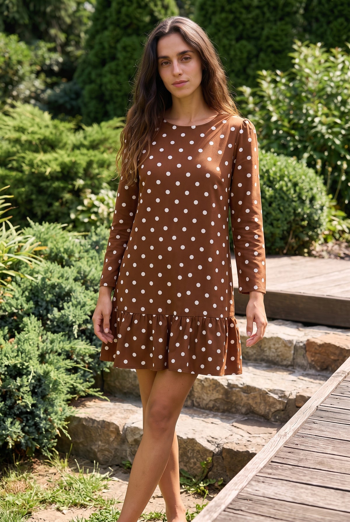 Robe courte à pois à manches longues et volants, coloris marron