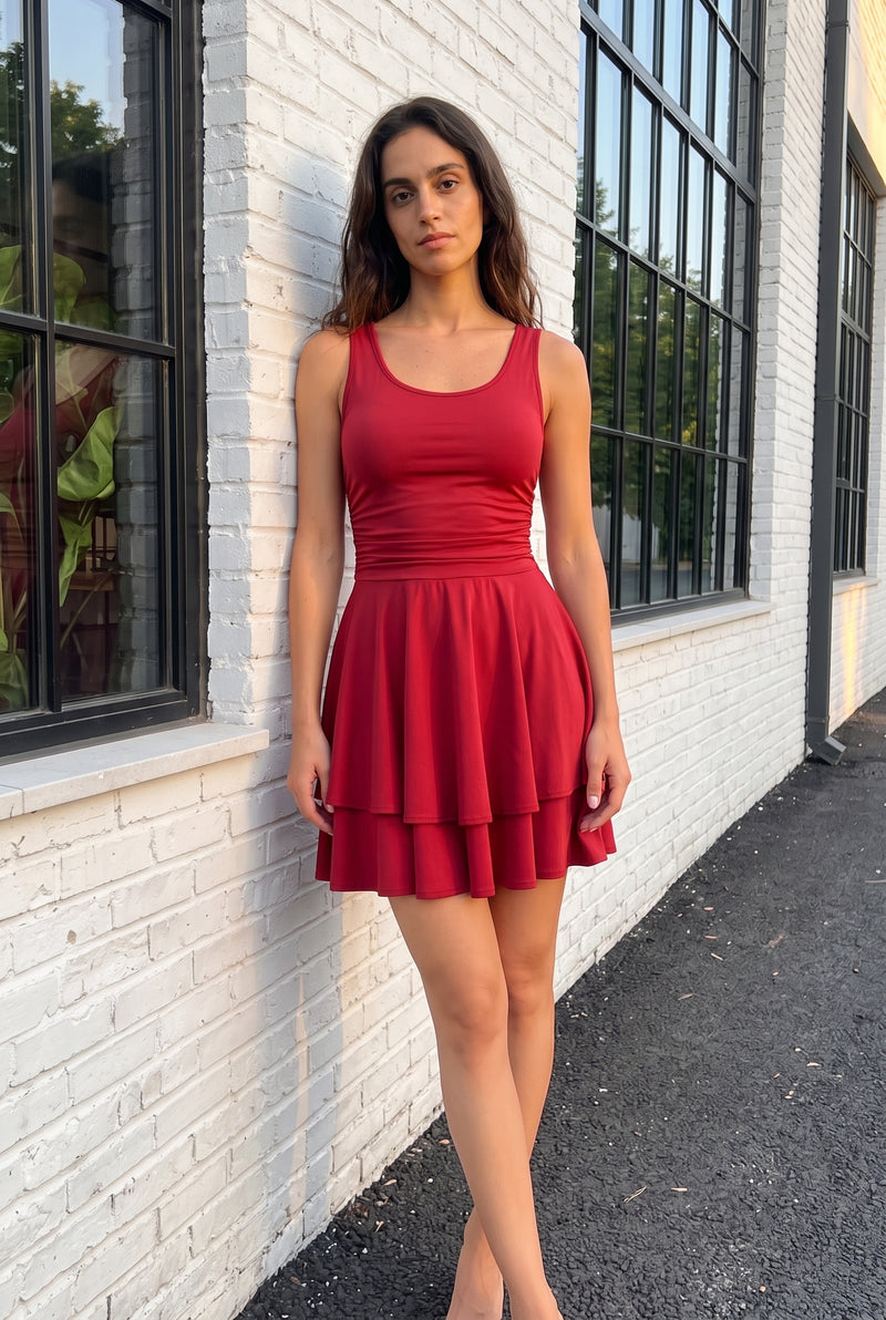 Ärmelloses Minikleid mit Rundhalsausschnitt und Stufenrock in Rot