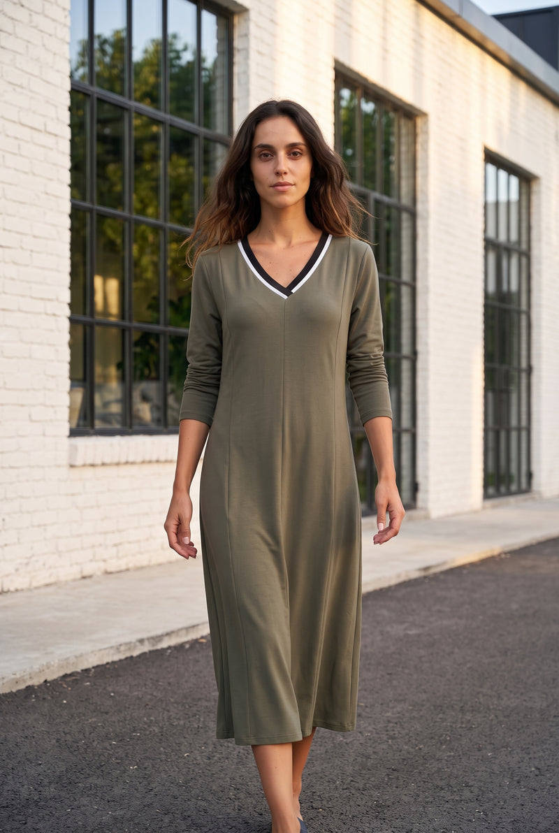 Langarm-Midikleid aus Modal mit V-Ausschnitt in Grün – Foto 3