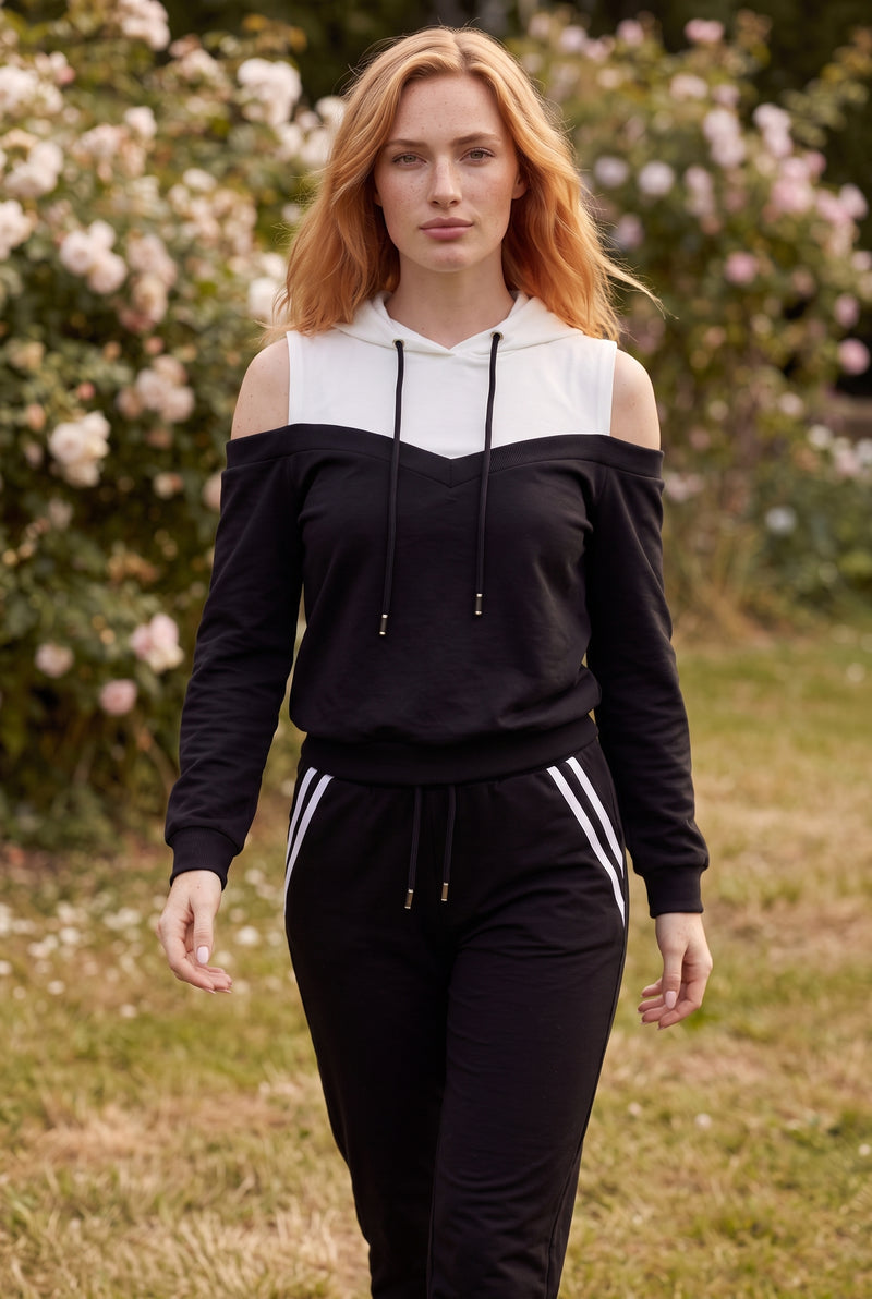Schwarzes Set mit Kapuze und Cut-Outs – Foto 3