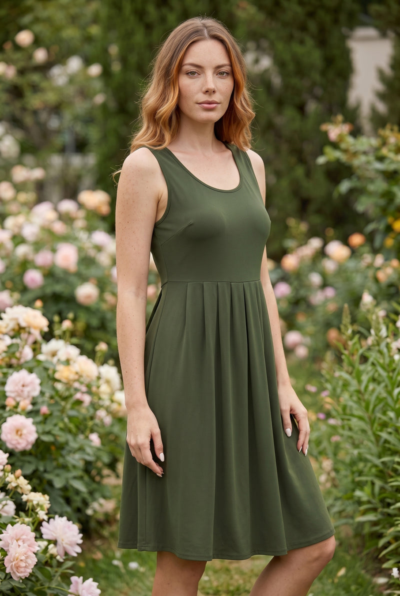 Kurzes Kleid mit Rundhalsausschnitt und Falten in Grün