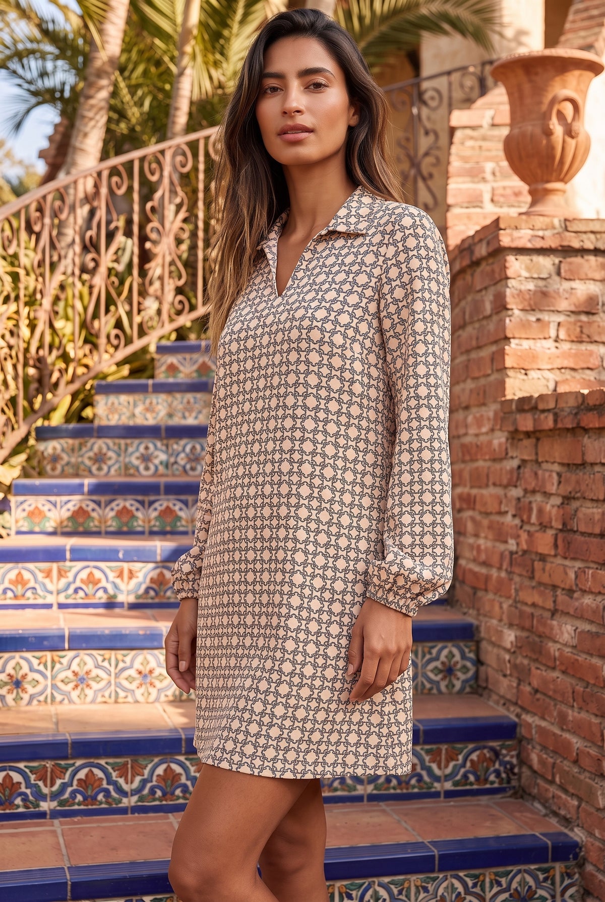 Langarm Minikleid mit geometrischem Muster in Beige – Foto 4