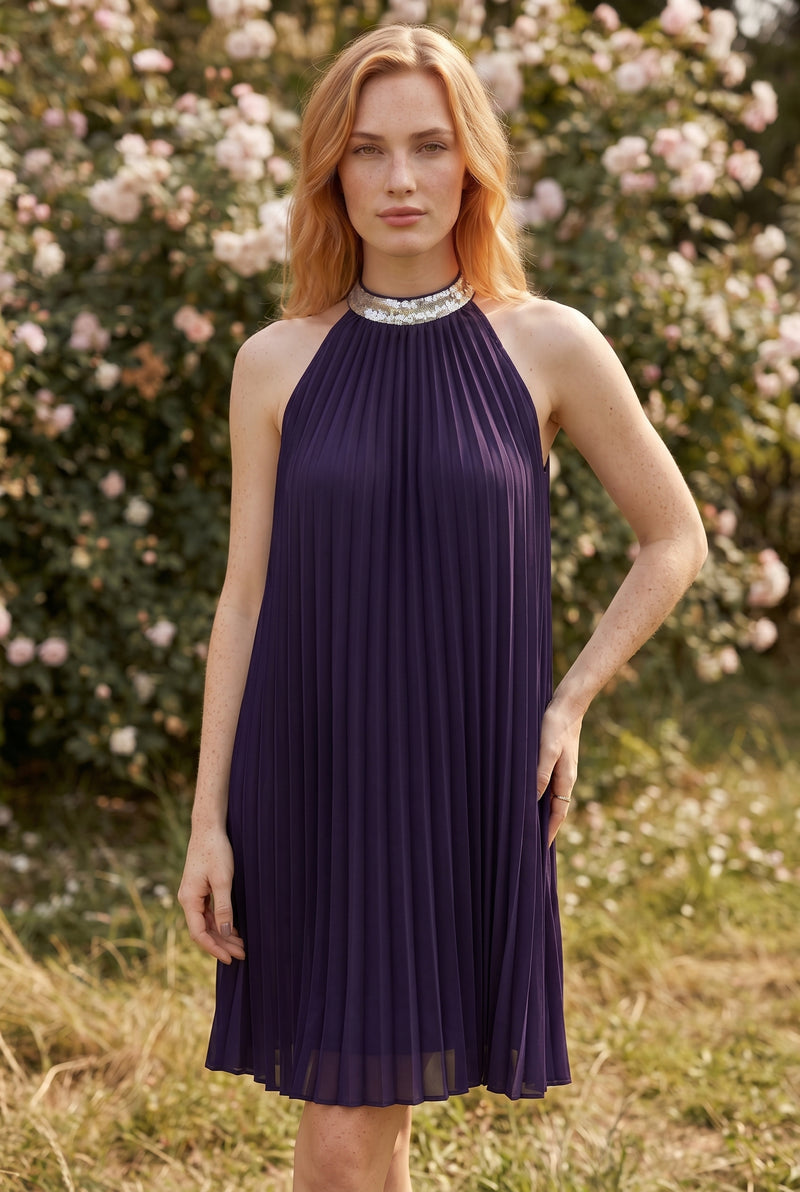 Robe courte plissée dos nu à col pailleté, coloris violet – photo 4