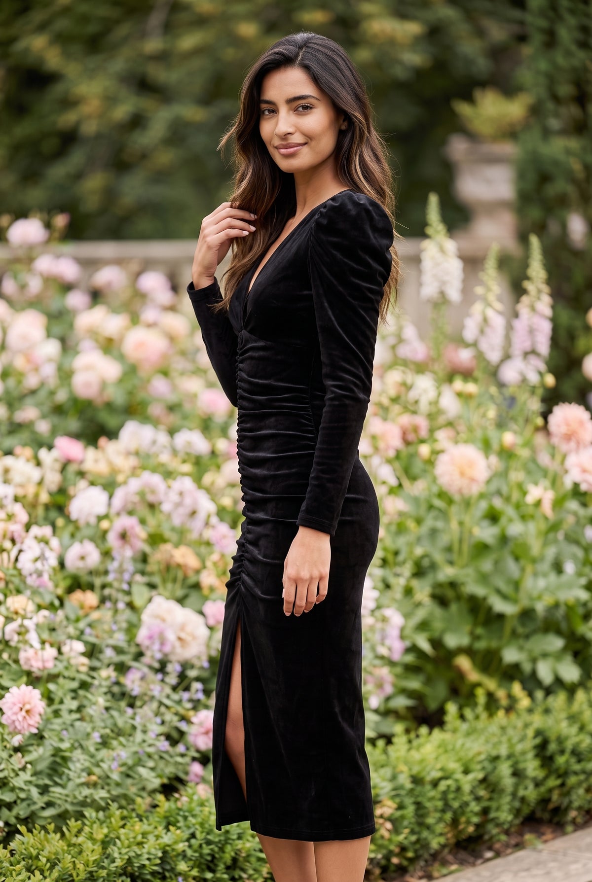 Schwarzes Midikleid aus Samt mit Langen Ärmeln – Foto 2