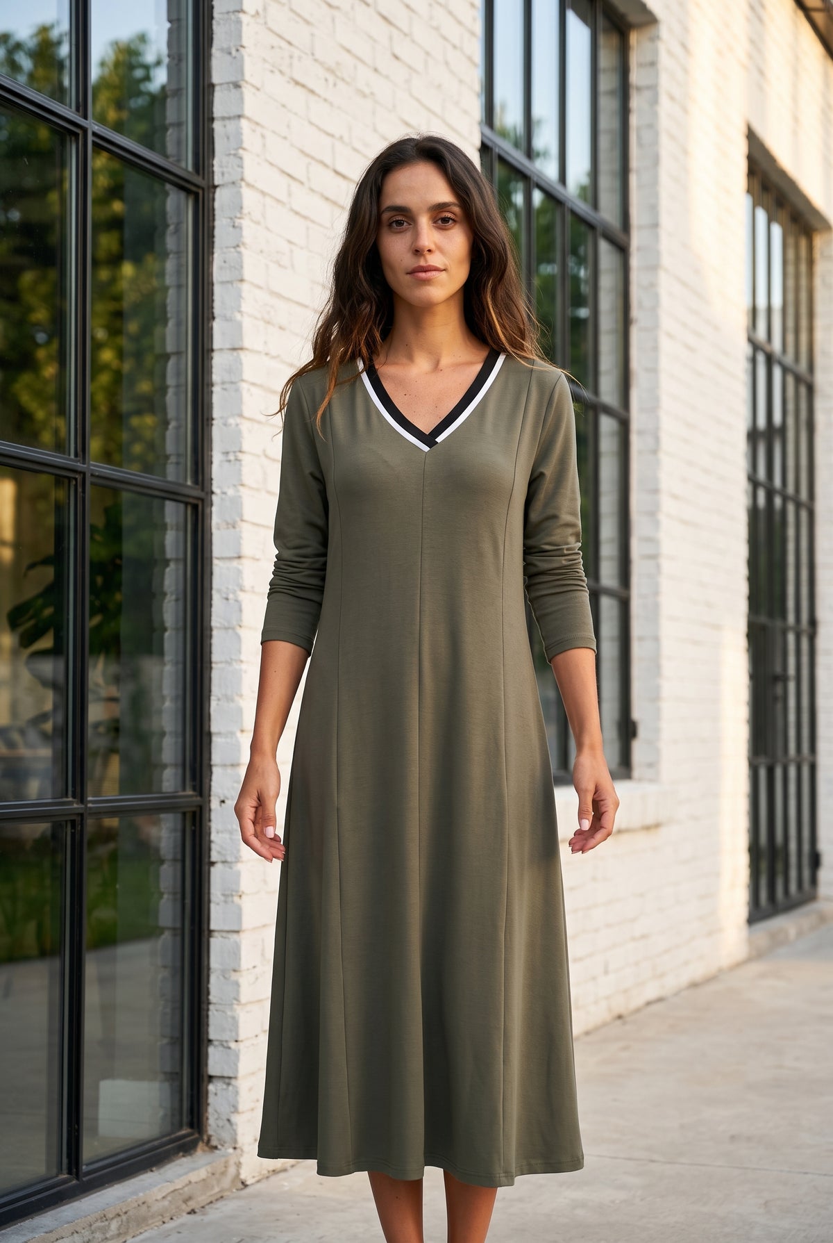 Langarm-Midikleid aus Modal mit V-Ausschnitt in Grün – Foto 5