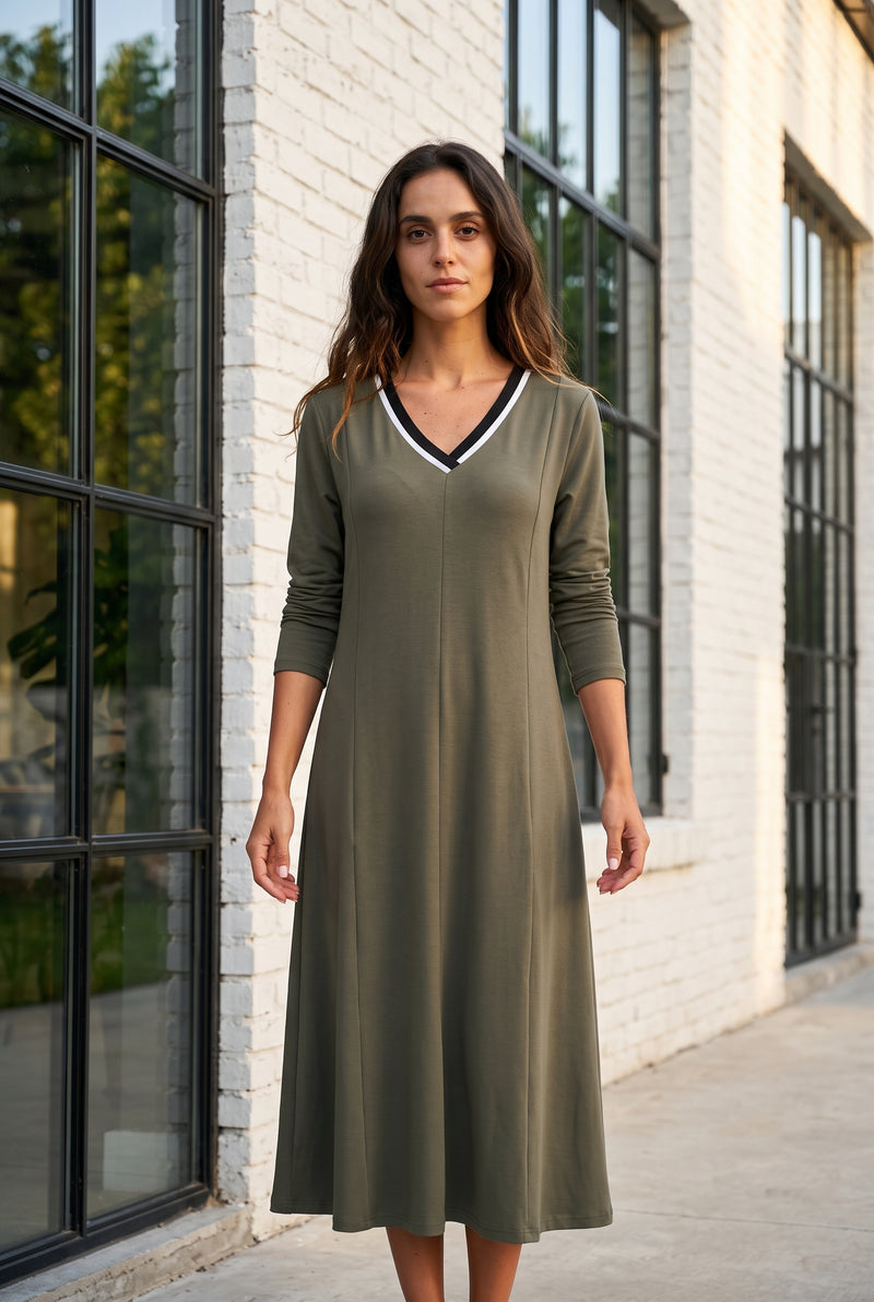 Langarm-Midikleid aus Modal mit V-Ausschnitt in Grün – Foto 5