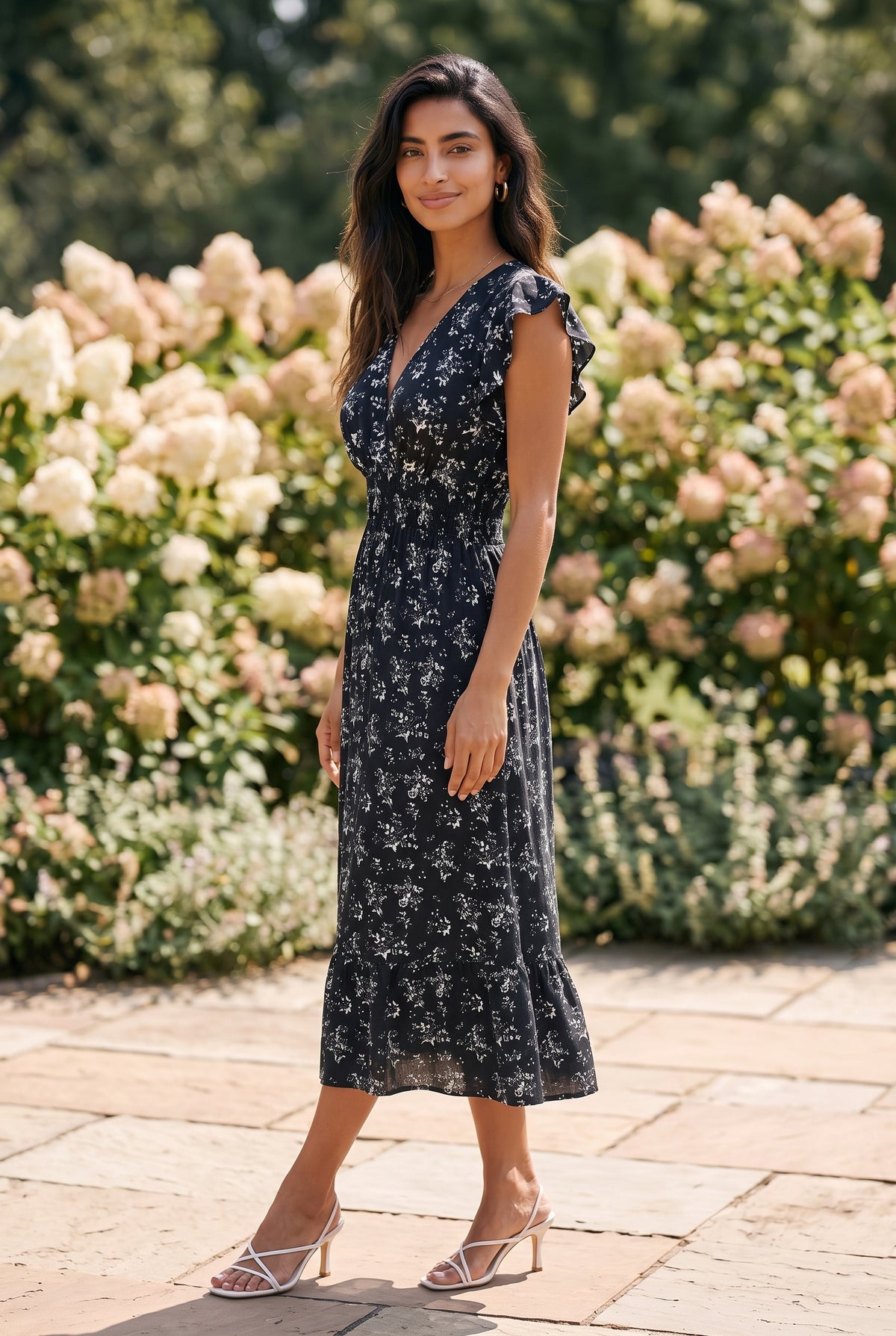 Blumenkleid in Midi-Länge mit Wickelausschnitt und Smokbund, Schwarz – Foto 4