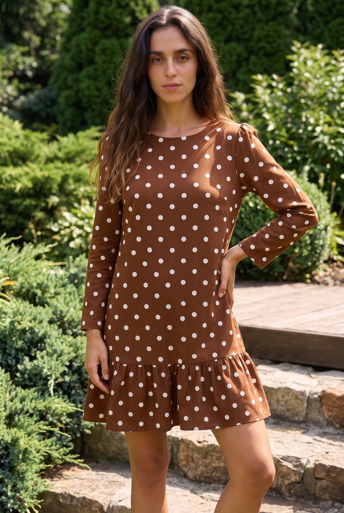 Robe courte à pois à manches longues et volants, coloris marron – photo 4