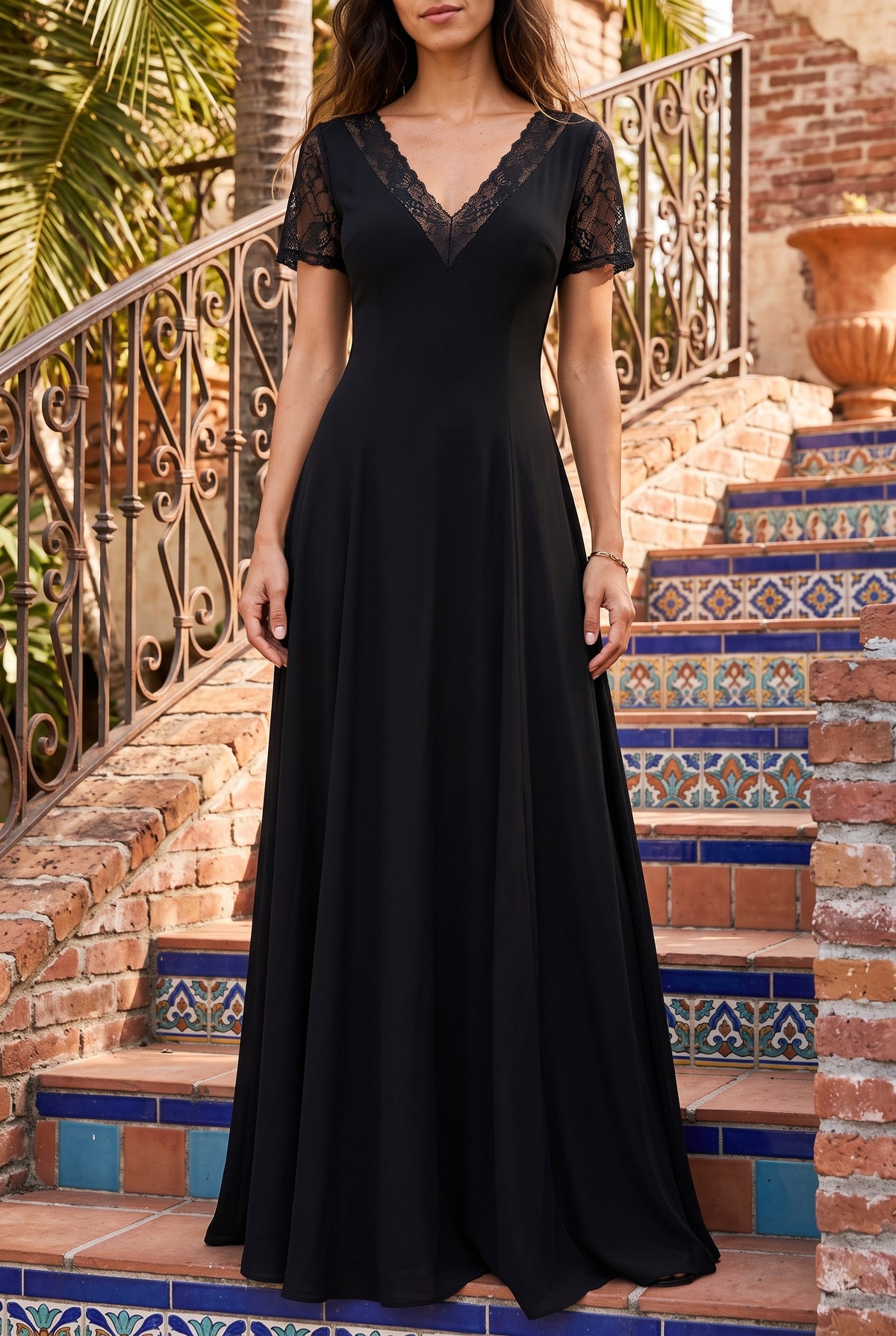 Schwarzes Maxikleid mit V-Ausschnitt und kurzen Spitzenärmeln – Foto 5