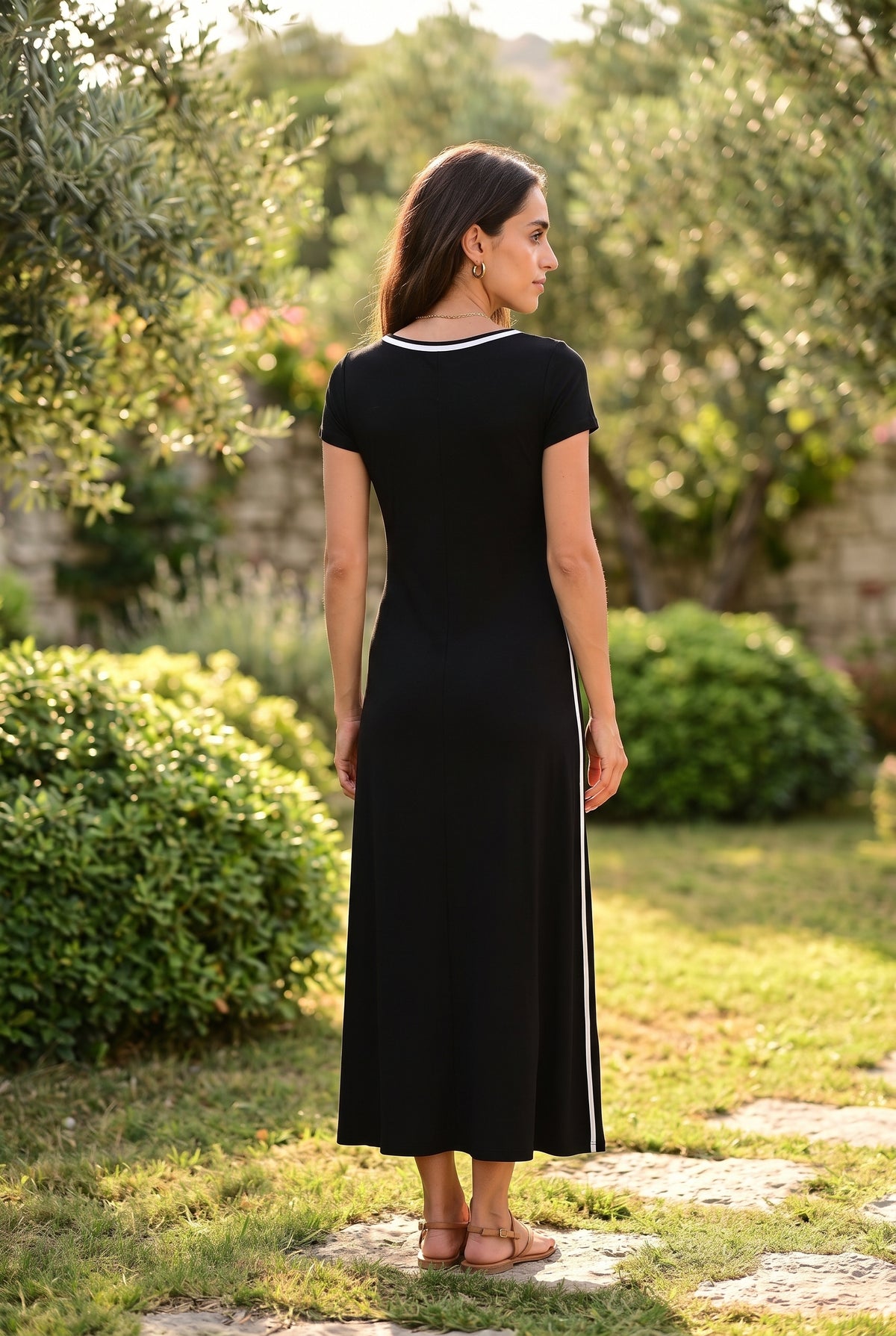 Short Sleeve Maxi Dress with Contrast Piping and Slit in black – photo 4