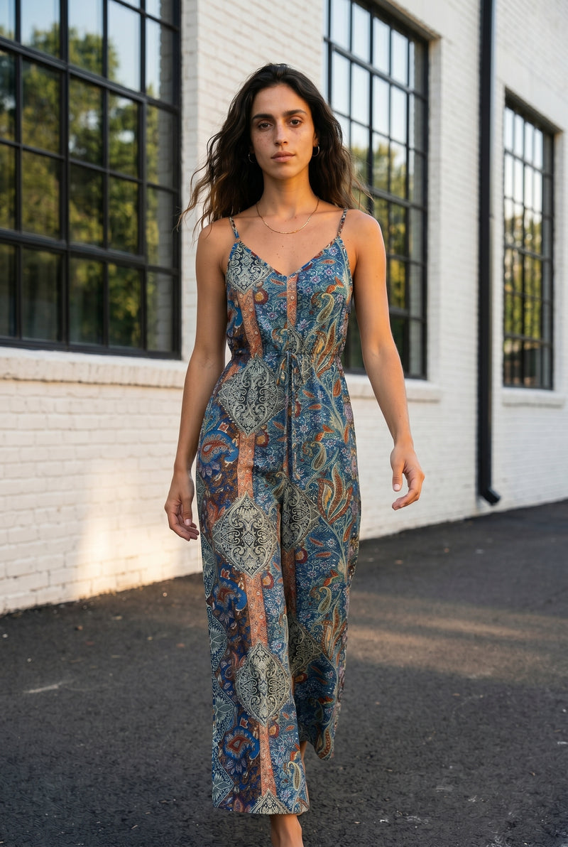 Bedruckter Jumpsuit mit weitem Bein und V-Ausschnitt in Gemustert – Foto 3