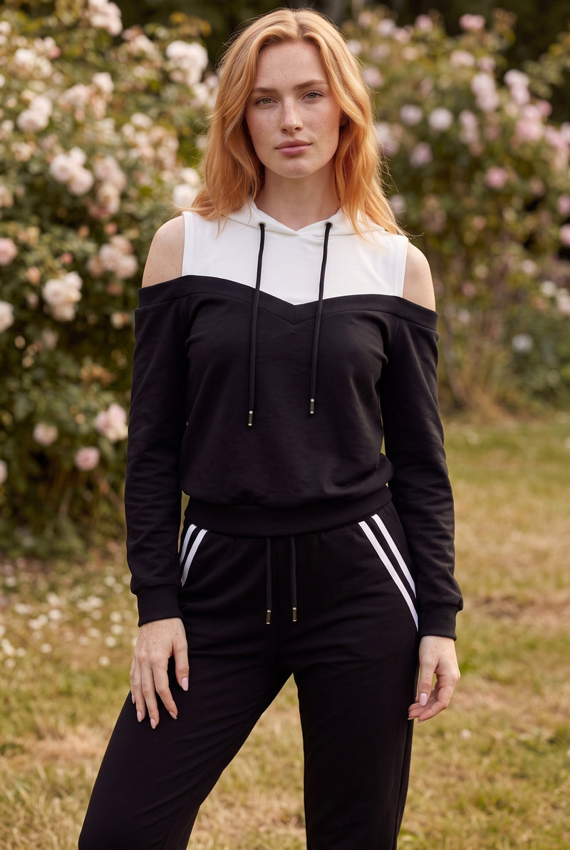Schwarzes Set mit Kapuze und Cut-Outs – Foto 4