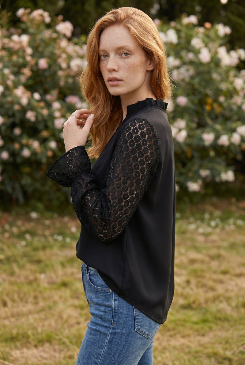 Top noir manches longues avec manches en dentelle et col V – photo 3