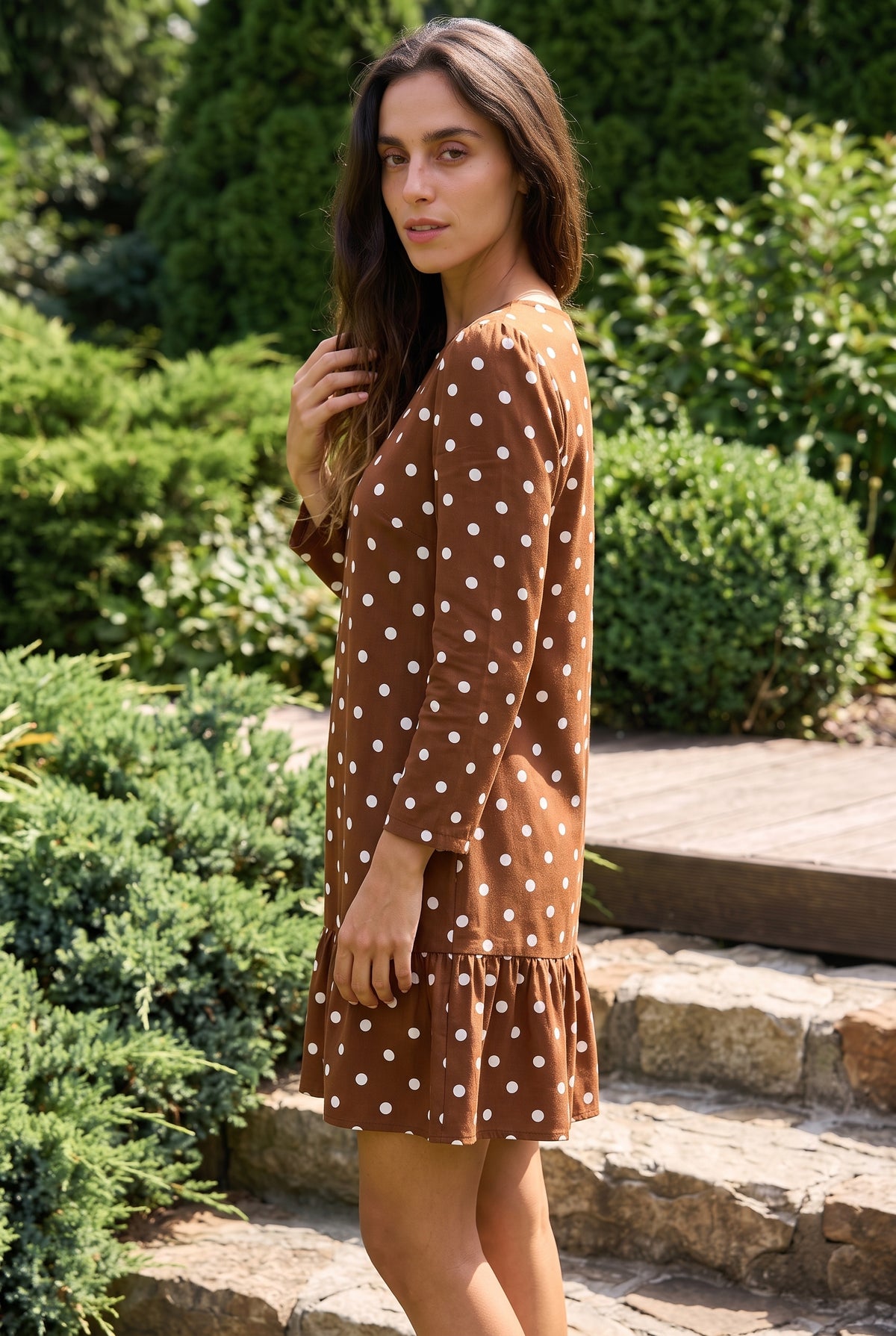 Robe courte à pois à manches longues et volants, coloris marron – photo 2