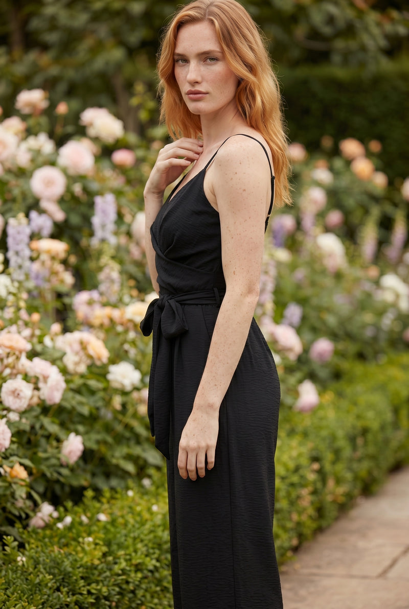 Wide Leg Jumpsuit mit V Ausschnitt und Gürtel in Schwarz – Foto 4
