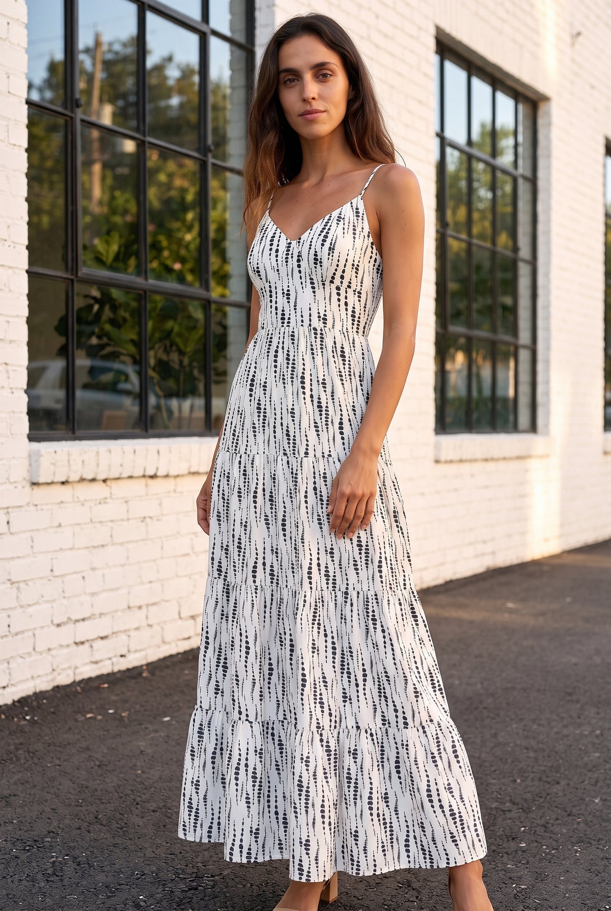 Weißes Maxikleid mit V-Ausschnitt und Muster – Foto 4