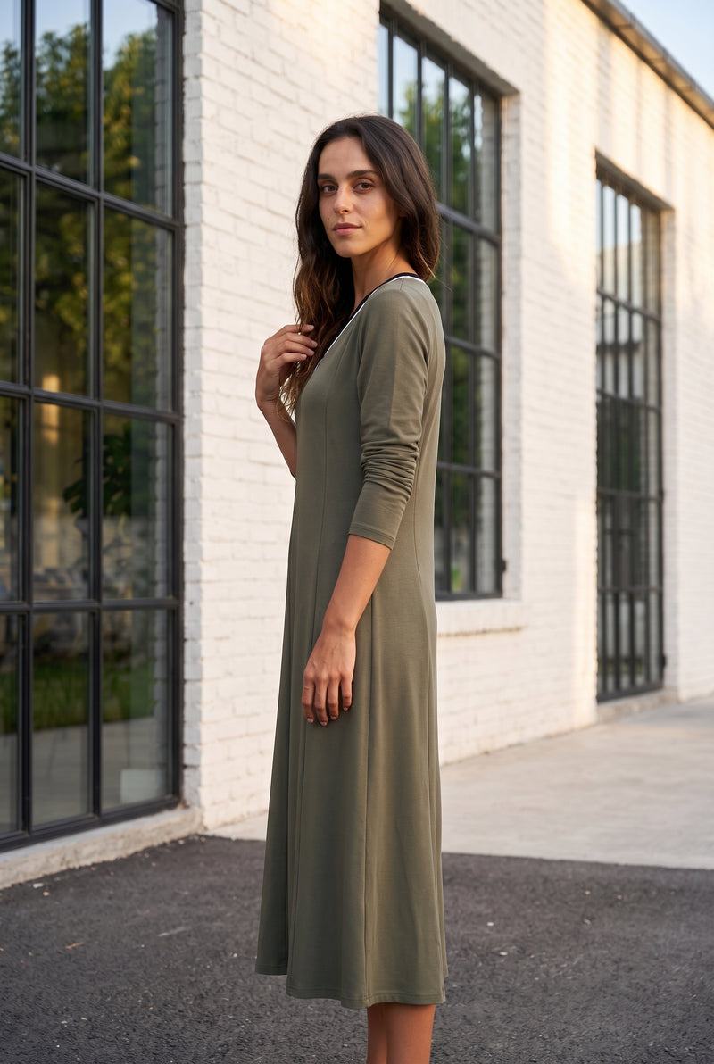Langarm-Midikleid aus Modal mit V-Ausschnitt in Grün – Foto 2