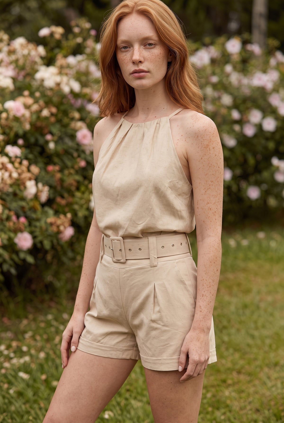 Leinen Set mit Neckholder und Gürtel in Beige – Foto 4