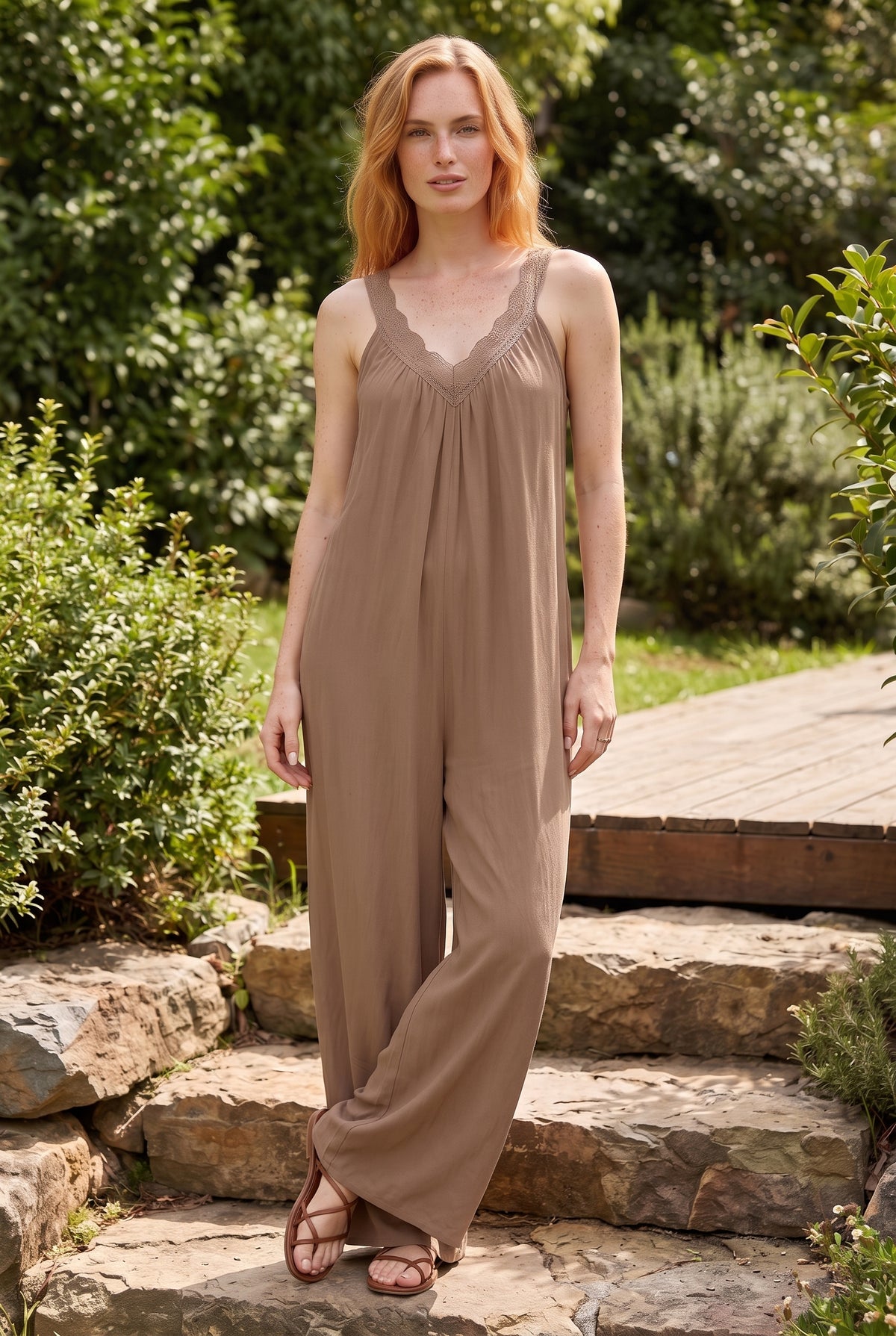 Wide Leg Jumpsuit mit Spaghettiträgern und Spitze in Braun