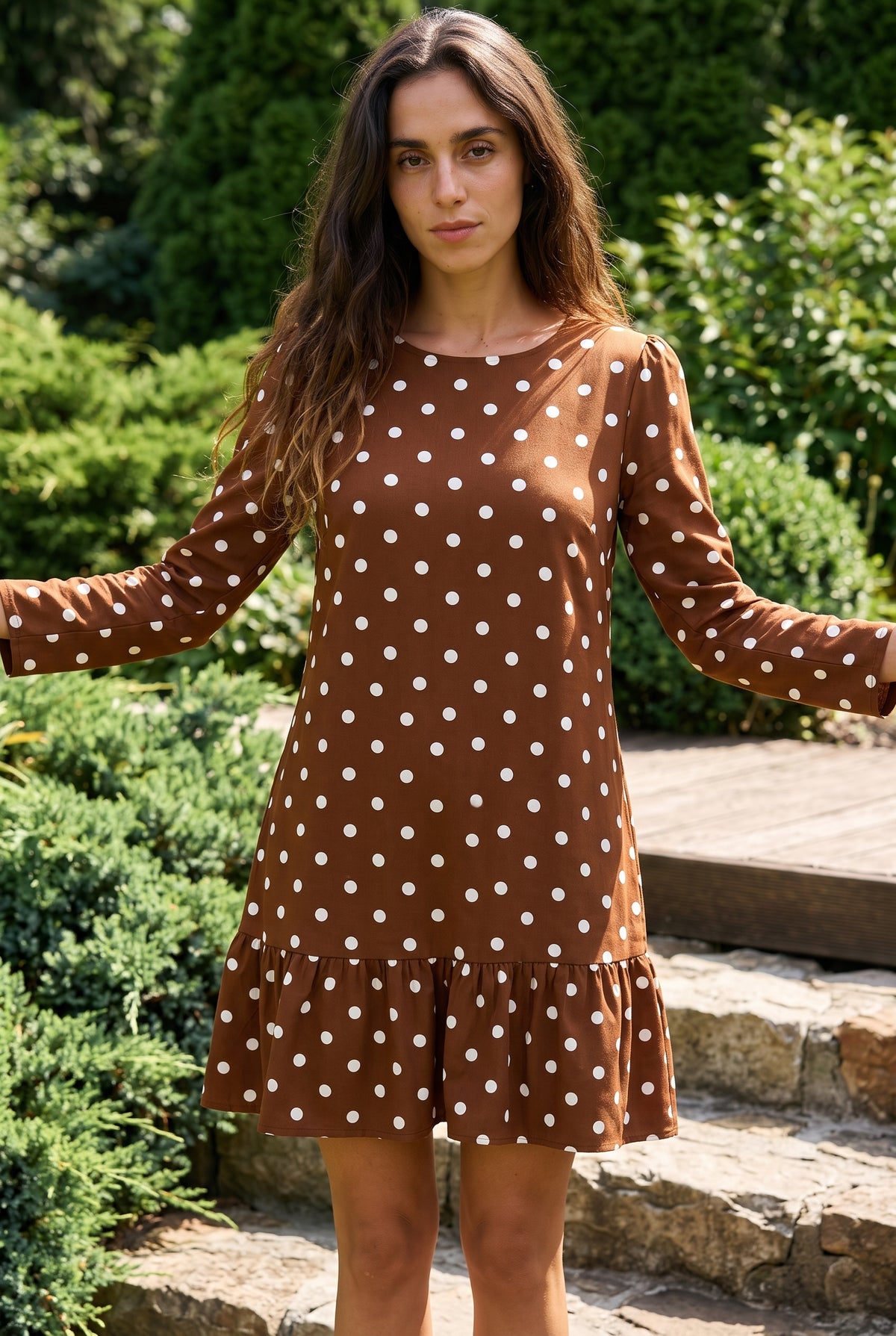 Robe courte à pois à manches longues et volants, coloris marron – photo 5